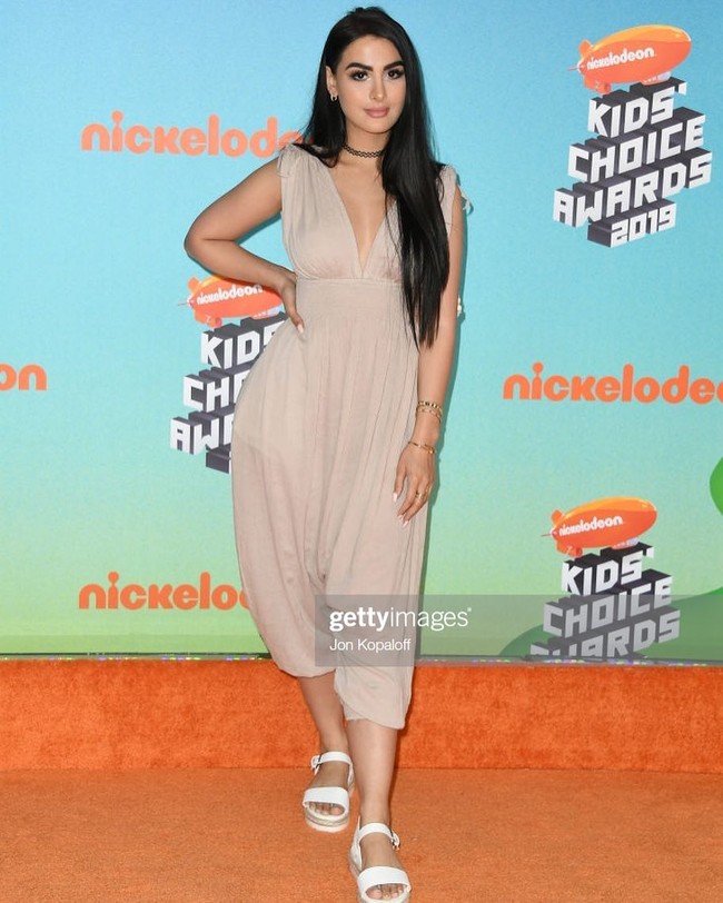 Selain YouTuber, SSSniperWolf dikenal sebagai gamer. Awalnya wanita seksi itu tertarik dengan dunia gaming setelah ayahnya membelikan Lia dan saudara-saudaranya Play Station. Ia pun mengaku dulu sering diledeki karena jadi anak perempuan yang suka main game. Foto: Instagram @sssniperwolf