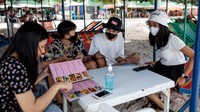 Warga lokal sudah cukup banyak yang mulai aktivitas liburan. Namun dengan standar New Normal. (AFP)