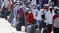 Para pekerja ini akan kembali ke kampung halaman mereka di Dharavi.