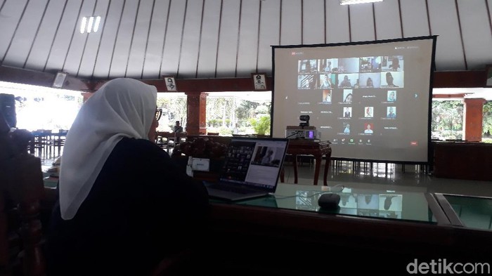 Untuk meningkatkan Indeks Pembangunan Manusia (IPM), Pemkab Bojonegoro membuat program Beasiswa Scientist, Non-Scientist dan Beasiswa Satu Desa Dua Sarjana. Beasiswa ini diberikan melalui seleksi dengan minimal IPK 2,75.