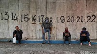 Selain hanya kios-kios tertentu yang buka, aturan PSBB juga membuat tidak banyak warga yang datang ke Pasar Baru.