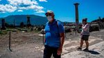 Akhirnya Pasangan Ini Kunjungi Pompeii Setelah Menunggu 2,5 Bulan
