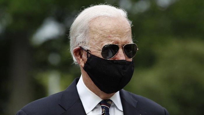 Democratic presidential candidate, former Vice President Joe Biden wears a face mask to protect against the spread of the new coronavirus as he and Jill Biden depart after placing a wreath at the Delaware Memorial Bridge Veterans Memorial Park, Monday, May 25, 2020, in New Castle, Del. (AP Photo/Patrick Semansky)