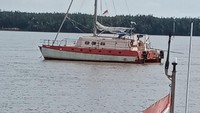 Kapal yacht yang dikemudikan Tadeusz Nowicki saat ini lego jangkar di perairan Tulang Bawang, Lampung. Nowicki dibawa ke lokasi tersebut dalam kepentingan penyidikan dan isolasi sesuai protokol COVID-19 (dok. Istimewa)