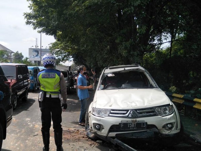 Mobil yang dikendarai Eggi Sudjana saat mengalami kecelakaan tunggal di Bogor