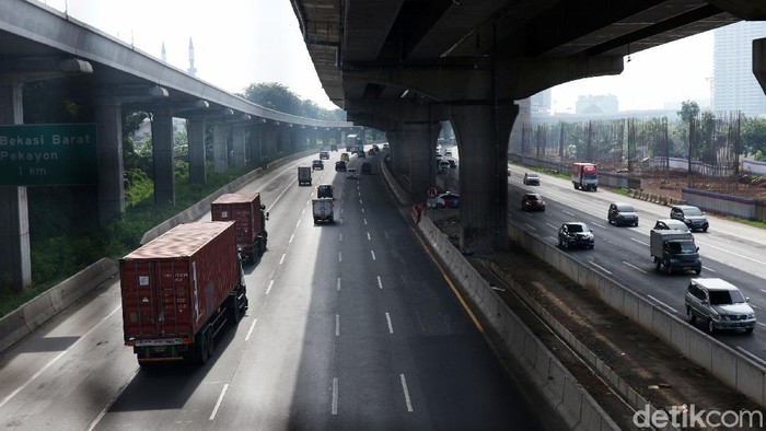 H+3 lebaran, arus lalu lintas Tol Jakarta-Cikampek terpantau ramai lancar, Rabu (27/5/2020). Kendaraan niaga paling mendominasi.