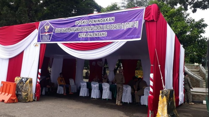Posko penindakan pelanggar PSBB Palembang (Raja Adil-detikcom)