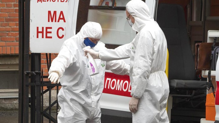 101 Petugas Medis Rusia Meninggal Akibat Corona Otoritas Rusia untuk pertama kalinya menyebarkan data 101 petugas medis meninggal akibat COVID-19 setelah beredarnya data lain terkait hal tersebut.