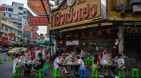 Restoran pun mulai berinovasi dengan New Normal, seperti meja yang diberi pembatas. (AFP)