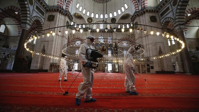 Segera Dibuka, Masjid Suleymaniye Disemprot Disinfektan A municipality worker, wearing a protective suit against the coronavirus, disinfects the historical Suleymaniye Mosque, in Istanbul, during the third day of Eid el-Fitr and the last day of a four-day curfew due to the outbreak, Tuesday, May 26, 2020. Istanbul's municipality workers disinfected several mosques which were locked down for more than six weeks and will be partly open again for prayers on Friday, May 29. The Muslim holiday marking the end of the fasting month of Ramadan, traditionally a time of gathering, was marked by a nationwide lockdown to combat the coronavirus. (AP Photo/Emrah Gurel)