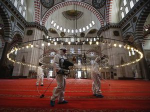 Segera Dibuka, Masjid Suleymaniye Disemprot Disinfektan
