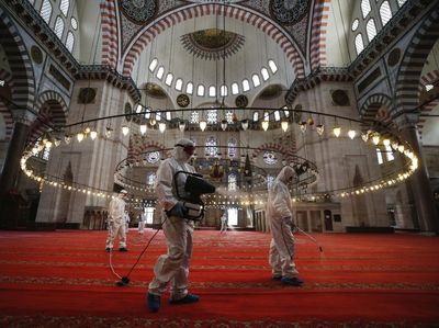Segera Dibuka, Masjid Suleymaniye Disemprot Disinfektan