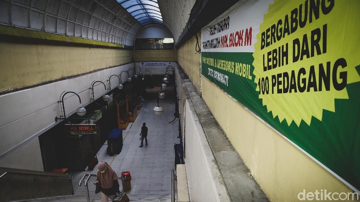 Kawasan Blok M menjadi salah satu lokasi yang selalu ramai warga karena mencakup terminal hingga mal. Kini, kawasan tersebut bak mati suri.