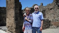 Sejak saat itu, Coleen dan Marvin tetap di sana hingga 2,5 bulan lamanya, sampai situs arkeologi pompeii kembali dibuka. (AP)