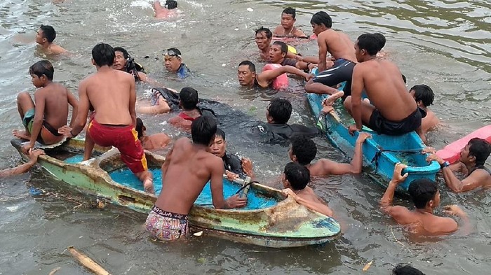 Tim gabungan bersama warga mengevakuasi korban tenggelam di Pantai Lebih Gianyar (dok. Istimewa)