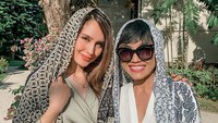 Selain itu Cinta Laura juga sempat mengunggah fotonya bersama sang ibu yang tampak kompak. Dok. Instagram/claurakiehl