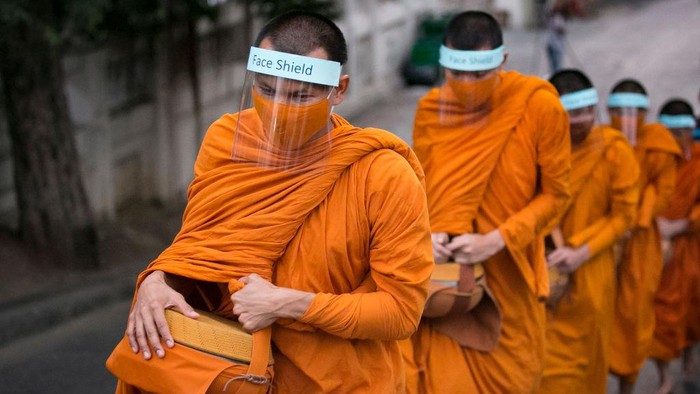Memakai alat pelindung wajah sangat penting di era pandemi COVID-19. Tidak hanya masker kain, face shield juga sedang banyak disenangi masyarakat.