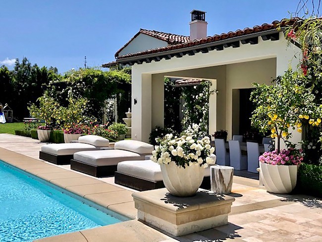 Pada Maret 2016, rumah Khloe Kardashian muncul di majalah Architectural Digest. Ia mengatakan bahwa rumah tersebut dibelinya dari Justin Bieber pada 2014. Sebelumnya, rumah tersebut bekas milik Nicole Murphy yang bukan lain adalah mantan istri Eddie Murphy. Foto: Dok. The Society Group/People