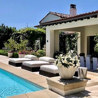 Pada Maret 2016, rumah Khloe Kardashian muncul di majalah Architectural Digest. Ia mengatakan bahwa rumah tersebut dibelinya dari Justin Bieber pada 2014. Sebelumnya, rumah tersebut bekas milik Nicole Murphy yang bukan lain adalah mantan istri Eddie Murphy. Foto: Dok. The Society Group/People