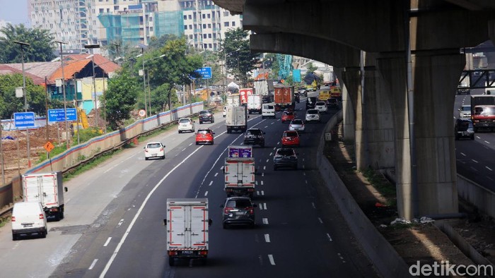 H+3 lebaran, arus lalu lintas Tol Jakarta-Cikampek terpantau ramai lancar, Rabu (27/5/2020). Kendaraan niaga paling mendominasi.