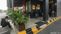 Sebelumnya peraturan PSBB menganjurkan restoran untuk hanya melayani layanan drive thru.