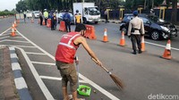 Mereka dihukum menyapu jalan dengan memakai rompi bertuliskan Pelanggar PSBB.