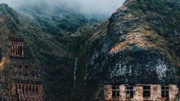 Ada banyak tema dan gaya yang dieksplorasi Hüseyin dalam karyanya. Foto: Instagram @art.side