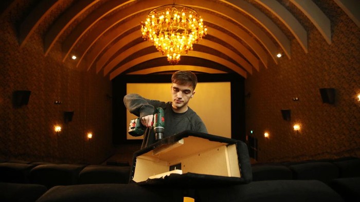 Bioskop di Selandia Baru Siap Dibuka Kembali Bioskop di Aukland melakukan persiapan untuk kembali dibuka setelah Selandia Baru melakukan pelonggaran pembatasan COVID-19.