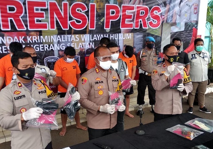 Komplotan Pemeras Pelajar di Bintaro Dibekuk Polisi Polisi amankan sejumlah pelaku yang diketahui memeras seorang pelajar di Bintaro beberapa waktu lalu. Sejumlah barang bukti pun turut diamankan dari para pelaku