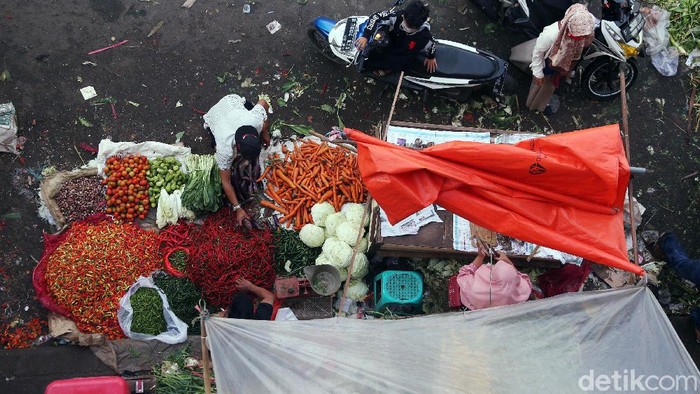 Bogor Perketat PSBB, Namun Pasar Tradisional Masih Dipenuhi Warga Pemkab Bogor memperketat penerapan PSBB jelang penerapan new normal. Namun pasar tradisional Cileungsi masih dipenuhi warga yang berbelanja.