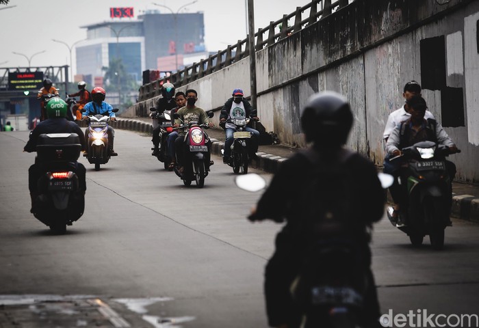 Sejumlah pengendara motor nekat lawan arah di kawasan Tanjung Barat, Jakarta. Tak sedikit pemotor yang nekat lawan arah demi persingkat waktu tempuh perjalanan.