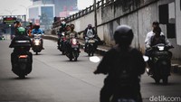 Sejumlah pengendara motor tampak melawan arah di kawasan Tanjung Barat, Jakarta Selatan, Kamis (28/5/2020).