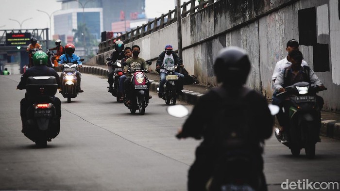 Sejumlah pengendara motor nekat lawan arah di kawasan Tanjung Barat, Jakarta. Tak sedikit pemotor yang nekat lawan arah demi persingkat waktu tempuh perjalanan.