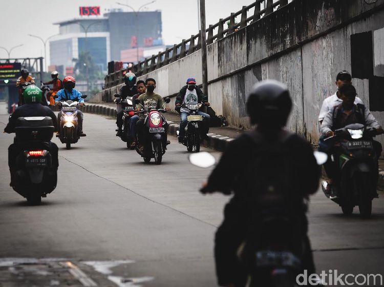 Bahaya! Aksi Pemotor Bandel Nekat Lawan Arah di Ibu Kota