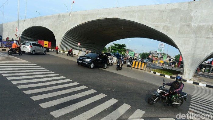 Proyek flyover Gaplek di Pondok Cabe, Pamulang, Tangerang Selatan, telah beroperasi. Keunikan flyover ini adalah adanya tiga terowongan melengkung yang instagramable.