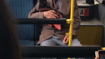 Pria di dalam bus ini terlihat penuh cinta memandang kucingnya. (Foto: Boredpanda)