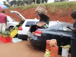 Imbas Corona, Warga Kenya Ramai-ramai Jualan Makanan di Bagasi Mobil