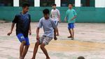 Waduh! di Tengah Pandemi, Anak-anak Ini Bermain Bola Tanpa Masker