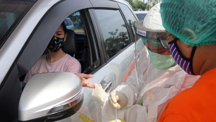 Warga Ikuti Rapid Test Gratis Di Jakarta Timur Warga Ikuti Rapid Test Gratis Di Jakarta Timur
