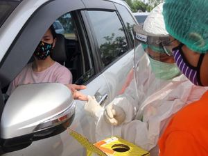 Warga Ikuti Rapid Test Gratis di Jakarta Timur