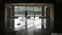 Suasana di dalam terminal kosong melompong.