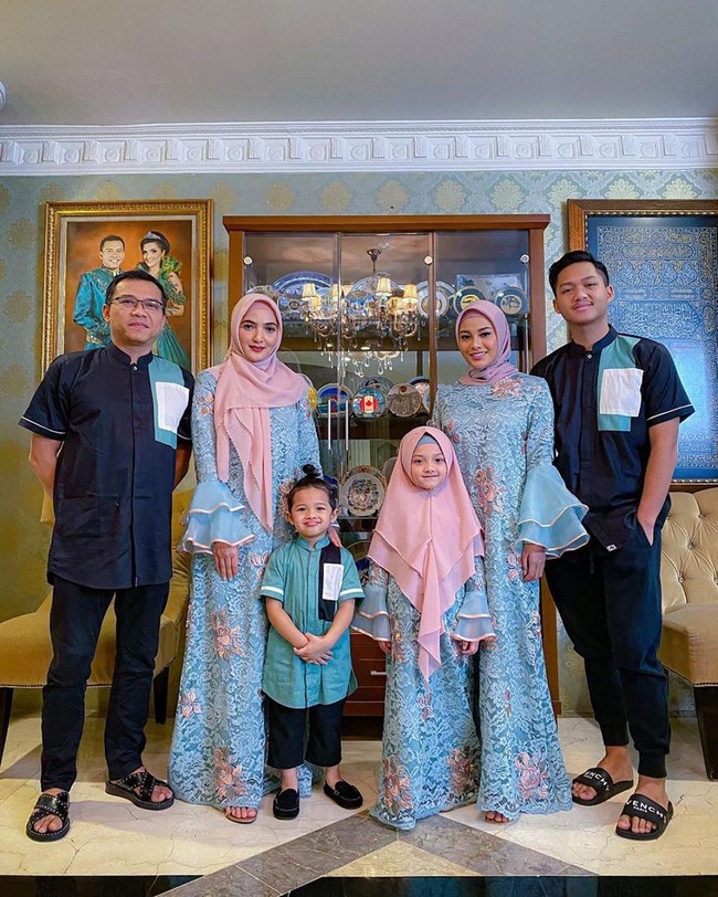 Di Lebaran hari pertama Aurel bersama keluarganya memilih gamis berwarna biru berdetail bordir dengan hijab berwarna pink muda yang dikenakan oleh Arsy dan Ashanty, dan ungu muda yang dikenakan oleh Aurel. Sedangkan untuk pria, keluarga Hermansyah memilih warna biru tua. Foto: Instagram @aurelie.hermansyah