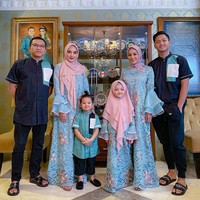 Di Lebaran hari pertama Aurel bersama keluarganya memilih gamis berwarna biru berdetail bordir dengan hijab berwarna pink muda yang dikenakan oleh Arsy dan Ashanty, dan ungu muda yang dikenakan oleh Aurel. Sedangkan untuk pria, keluarga Hermansyah memilih warna biru tua. Foto: Instagram @aurelie.hermansyah