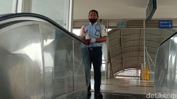 Suasana di Stasiun KRL