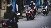 Tak hanya berbahaya bagi keselamatan diri sendiri, aksi nekat melawan arah tersebut juga berbahaya bagi pengguna jalan lain.