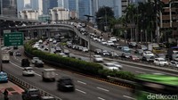 Sejumlah kendaraan melintas di kawasan Jalan Gatot Subroto kawasan Jakarat Selatan, Kamis (28/5).