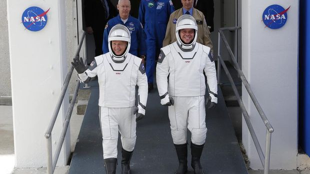 NASA dan SpaceX menunda peluncuran roket yang membawa dua astronaut dari Amerika Serikat ke ISS. Cuaca buruk menjadi penyebab penundaan peluncuran.