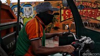Ada juga mural dengan tulisan tetap kuat dan semangat, kami bersama kalian.