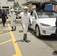 Dialah Jose Fernandez, kostum desainer untuk film-film besar Hollywood seperti “Batman v Superman”, Wonder Woman, “The Fantastic Four”, “The Avengers” dan “X-Men II”. SpaceX, perusahaan milik Elon Musk, menawari saya untuk membuat pakaian astronaut. Waktu itu, saya tidak tahu apa SpaceX, dan saya pikir itu sebuah film, kata Jose kepada majalah Bleep pada 2016, seperti dikutip New York Times. (Foto: AP/Bill Ingalls)