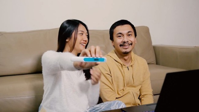 Pasangan berikutnya yang mengumumkan kehamilan di tengah pandemi Corona adalah Raditya Dika dan Annisa Aziza. Keduanya membagikan momen bahagia dengan menunjukkan hasil tes kehamilan yang menunjukkan Annisa positif hamil anak kedua. Foto: instagram @raditya_dika
